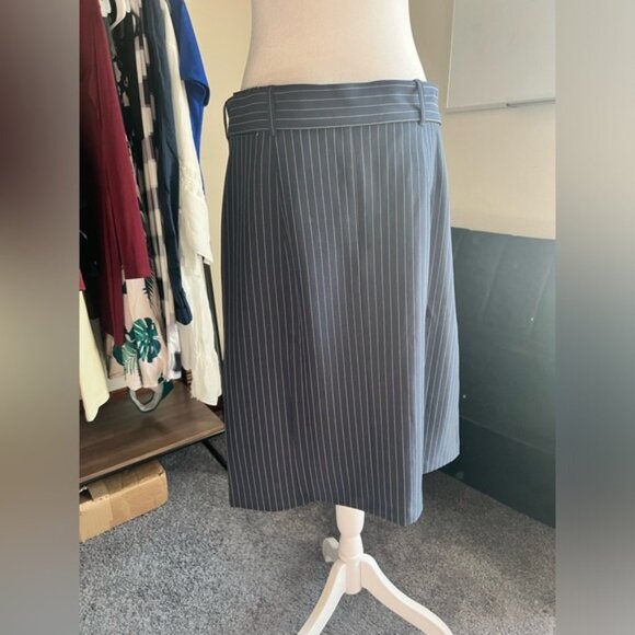 Pencil Skirt With Belt - Picture 4 of 6